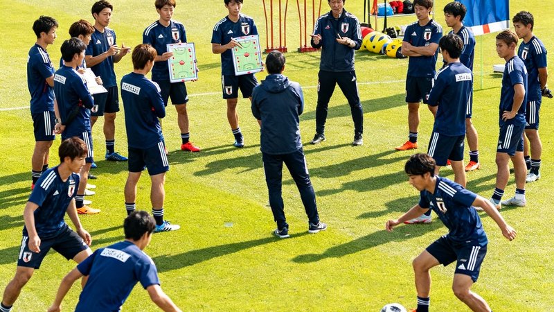 亚洲杯开赛在即，日本队训练营现场画面，球员进行战术演练配合